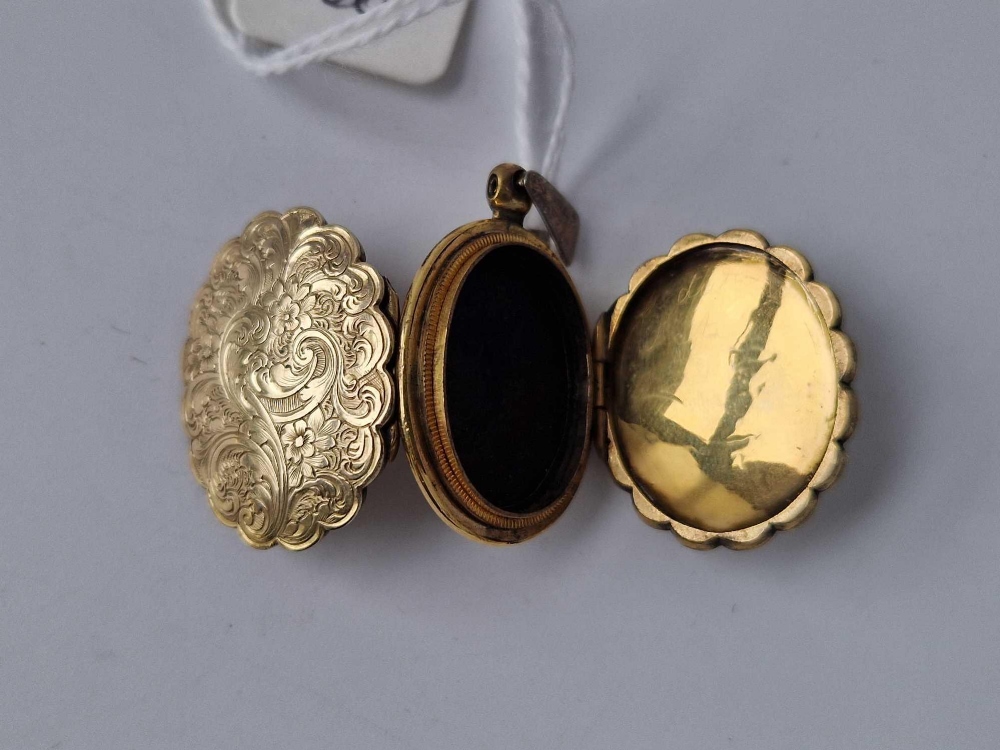 A 19th C gold back and front double locket, 9.7 g - Image 3 of 7