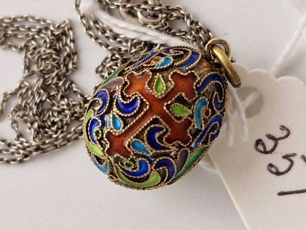 An early 20thc silver gilt & enamel egg pendant on silver chain 26” - Image 2 of 4