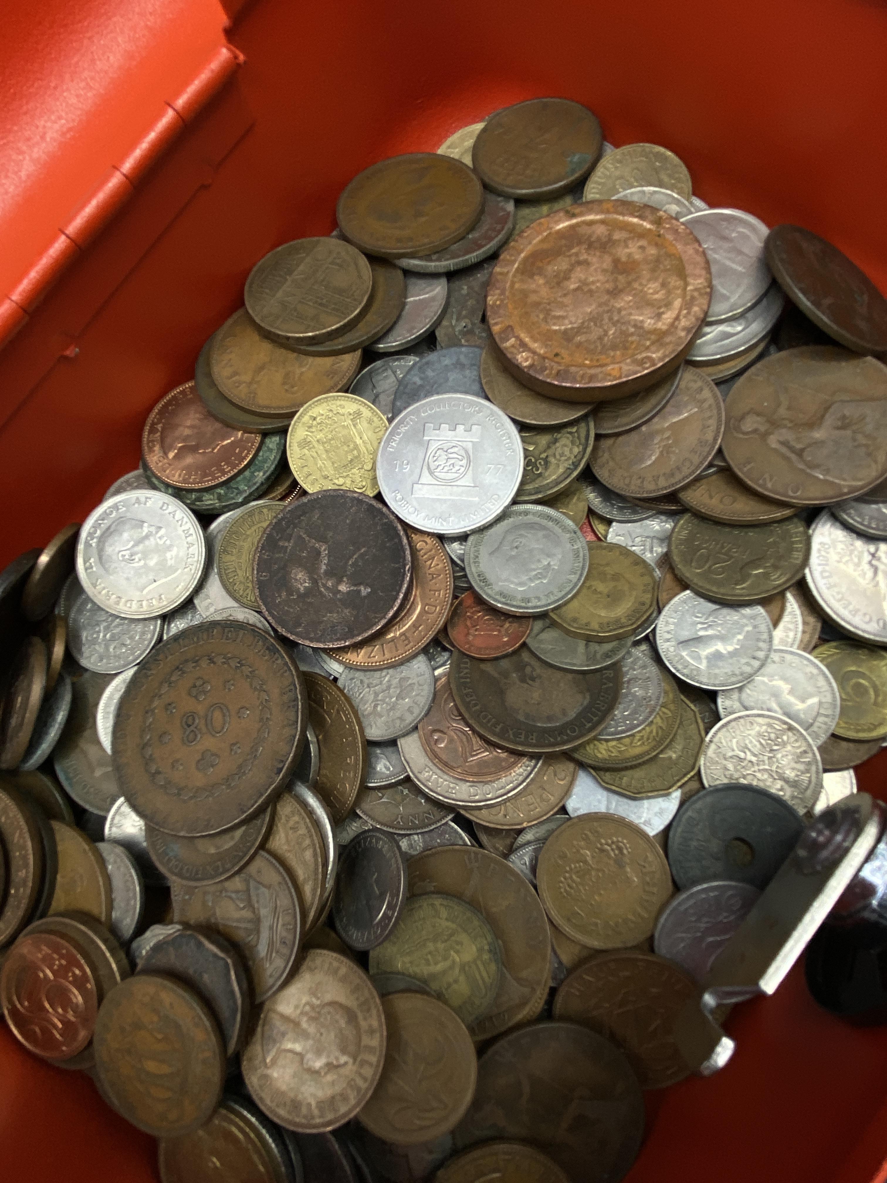 Cash tin of foreign coins - Image 2 of 2