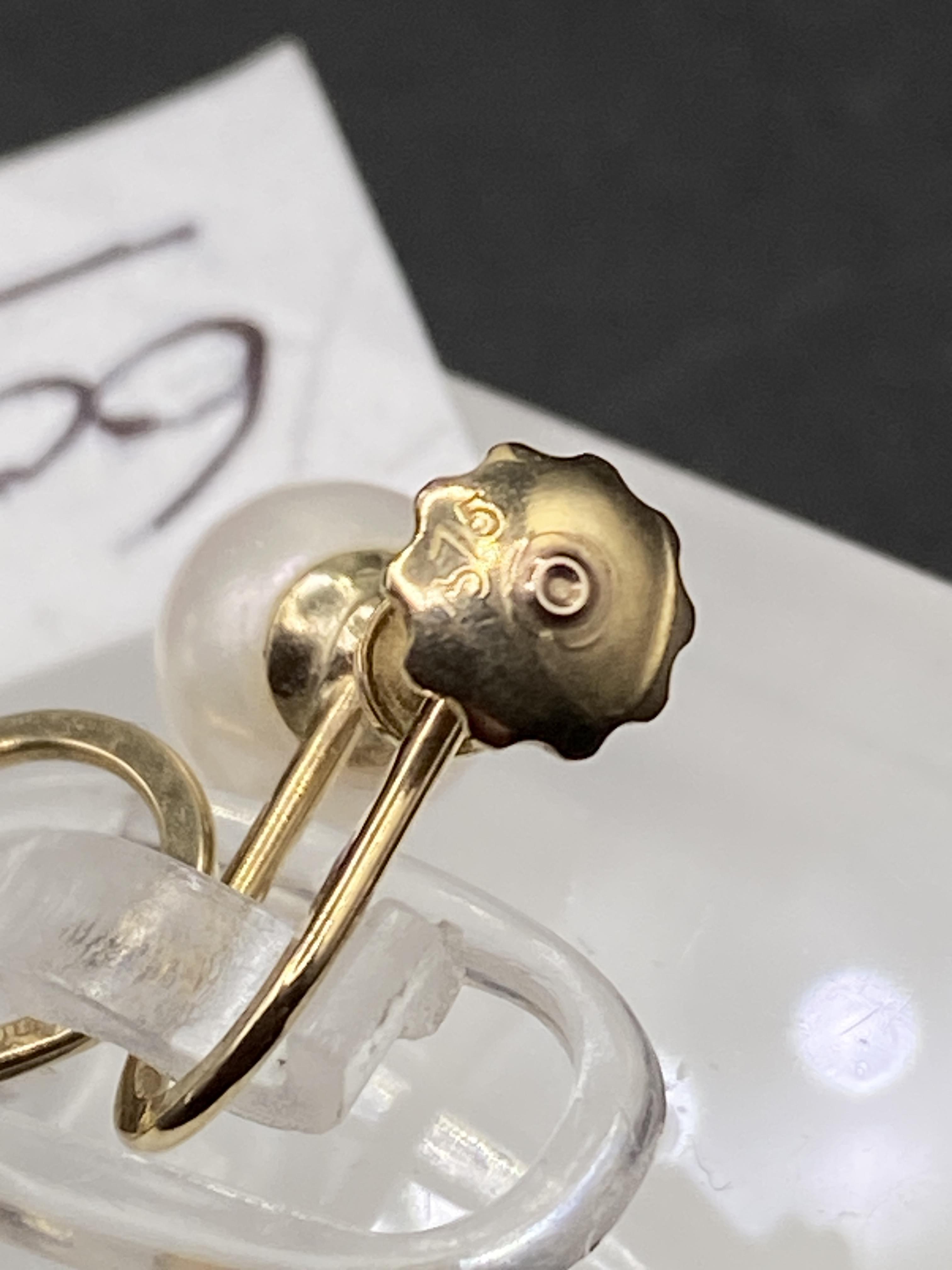 A pair of vintage screw back 9ct & pearl earrings 1.8g inc - Image 2 of 2