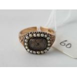 An early Victorian pearl set mourning ring in 15ct size P 4.3g