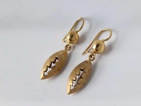 A pair 0f 18ct gold drop earrings 5.1g