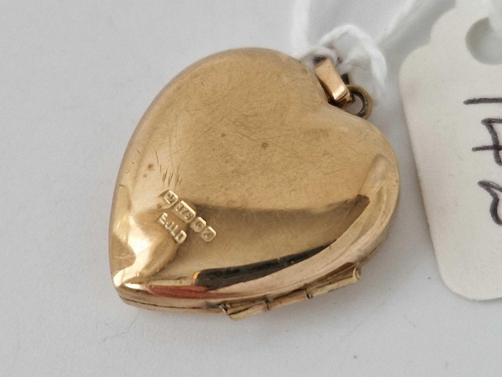 Heart opening locket with floral, engraved design 9ct gold HM. - Image 3 of 3