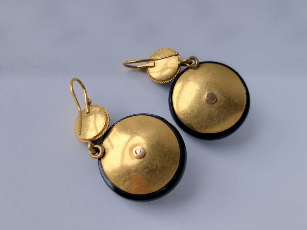 A PAIR OF VICTORIAN 18CT GOLD & ONYX DROP EARRINGS - Image 3 of 3