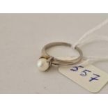 A white gold pearl ring, 18ct, size N, 2.8 g