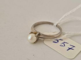 A white gold pearl ring, 18ct, size N, 2.8 g