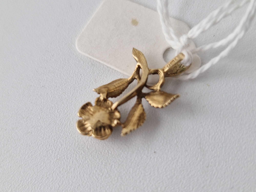 A floral pendant in 9ct gold 1.6g - Image 2 of 2