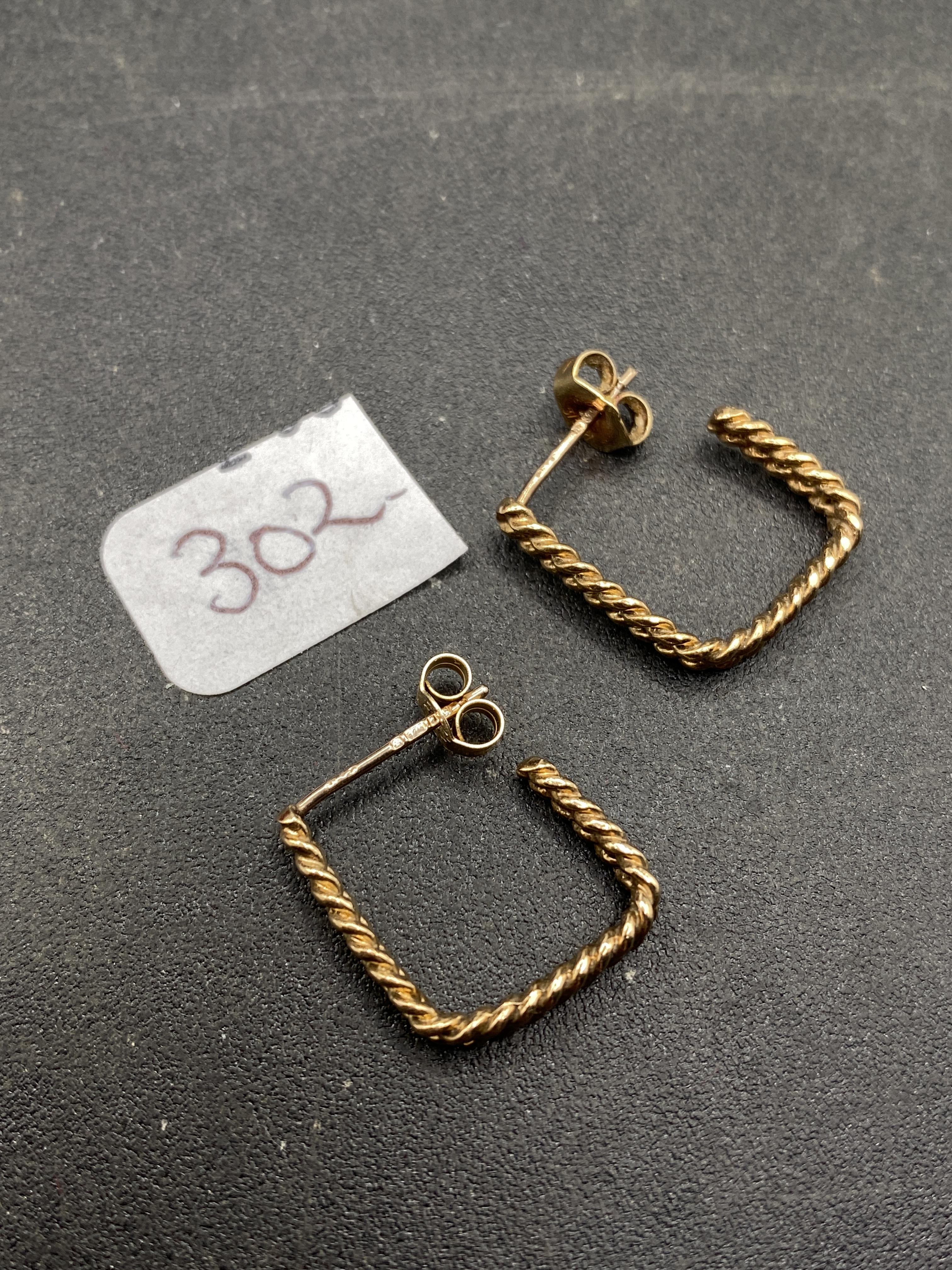 A pair of squared rope twist 9ct earrings 2.4g - Image 2 of 2