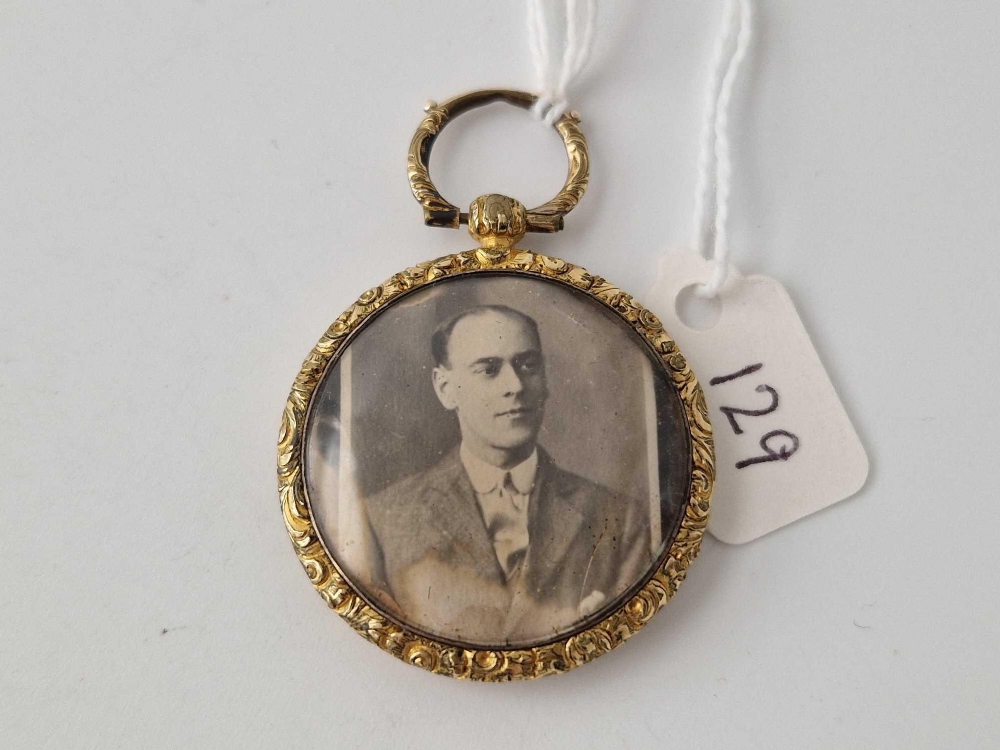 An antique yellow metal photo locket