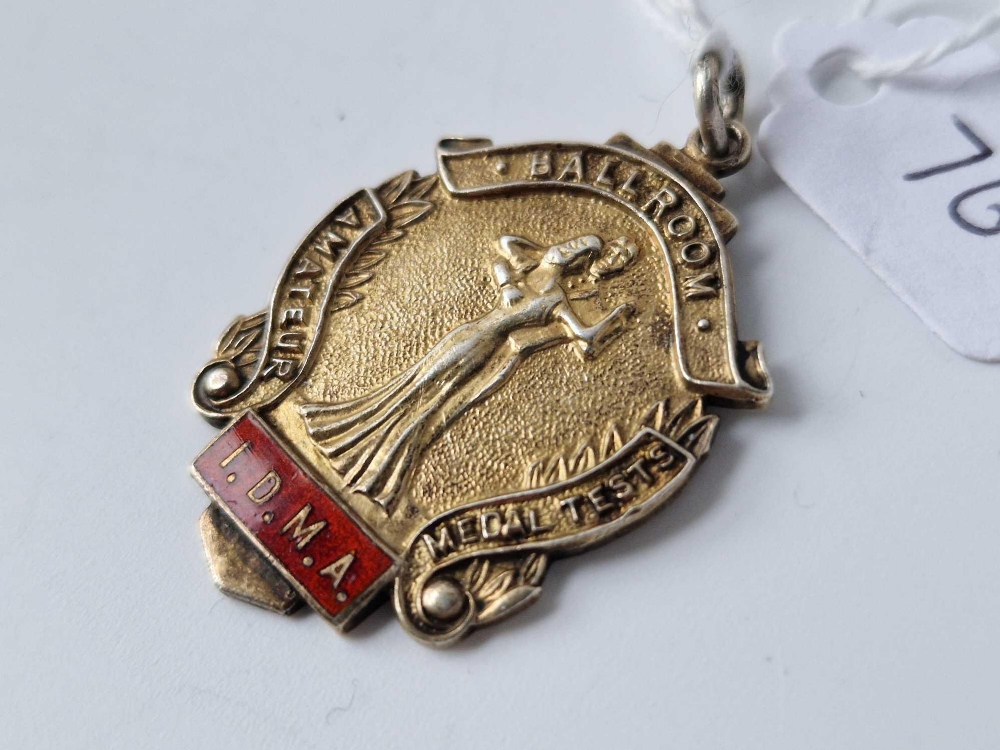 A silver gilt ballroom dancing medallion 10.6g - Image 2 of 3