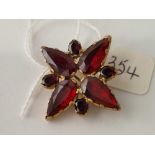 A flat cut garnet brooch in 9ct 9.5g