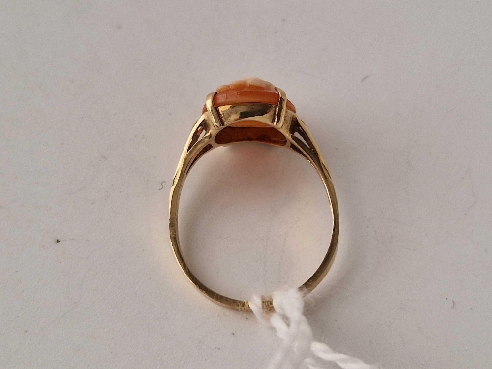 A cameo ring, 9ct, size K, 1.9 g - Image 2 of 2