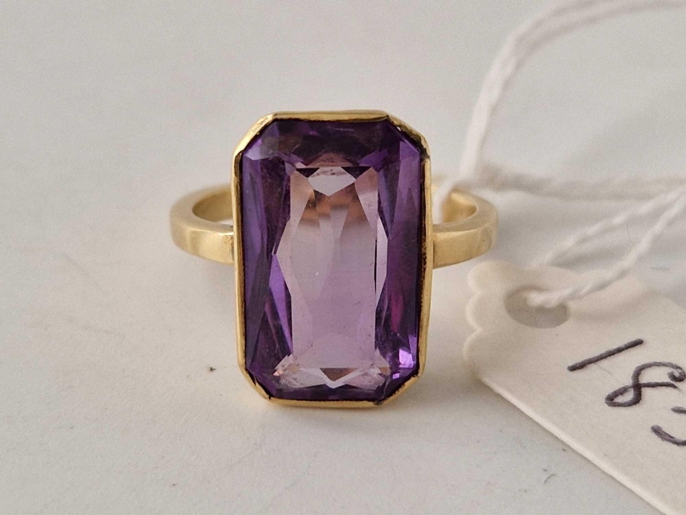 A RING WITH LARGE OBLONG AMETHYST, 18ct, size M, 5.1 g - Image 2 of 3