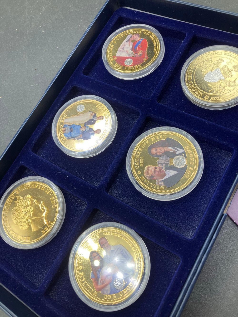 6 x Gold plated crown coins in box - Image 2 of 2