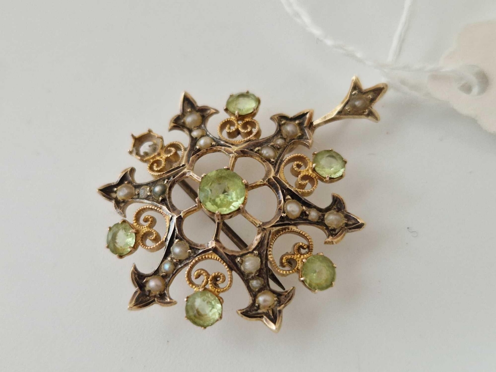 An Edwardian peridot and pearl pendant/ brooch, 9ct, 4 g - Image 2 of 3