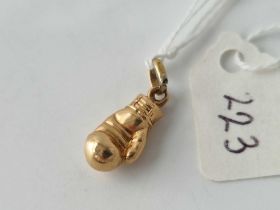 A boxing glove charm, 18ct, 1 g
