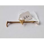 A fox and whip stick pin, 9ct, 3 g