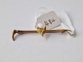 A fox and whip stick pin, 9ct, 3 g
