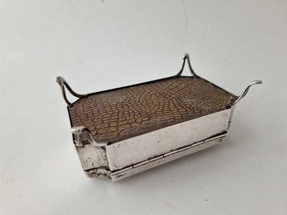 A rectangular jewellery box with re-entrant corners on scroll feet, 4.5" wide, London 1920 - Image 2 of 3