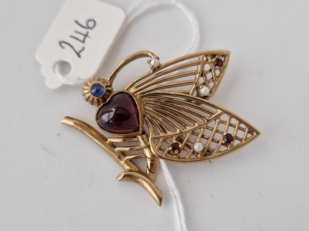 1950s butterfly brooch with central heart shaped garnet, Sapphire eye, with further garnet and pearl - Image 2 of 3