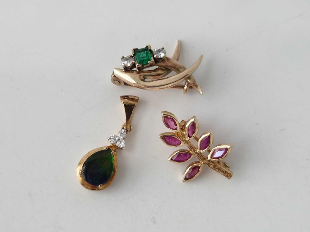 A stone set brooch, ruby brooch and an opal doublet pendant all 9ct 5g inc - Image 2 of 2