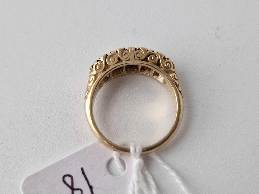 9ct gold carved half hoop ring set with 5 sapphires, size P, 5.7g - Image 3 of 3