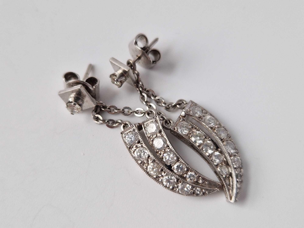 A PAIR OF CLAW SHAPED EARRINGS, SET WITH DIAMONDS, 18ct, 5.9 g. - Image 3 of 4