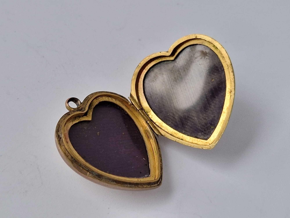 A gold heart locket set with gem stones, 5 g - Image 4 of 4