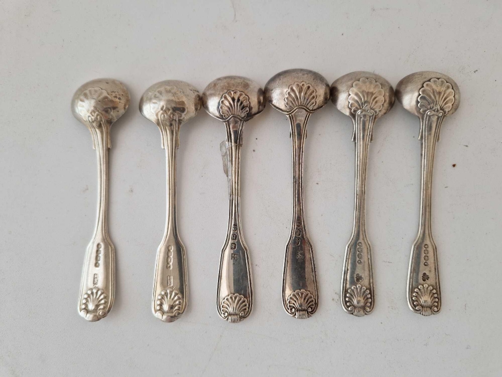 Six crested fiddle thread and shell pattern Georgian and Victorian salt spoons, 151g - Image 2 of 2