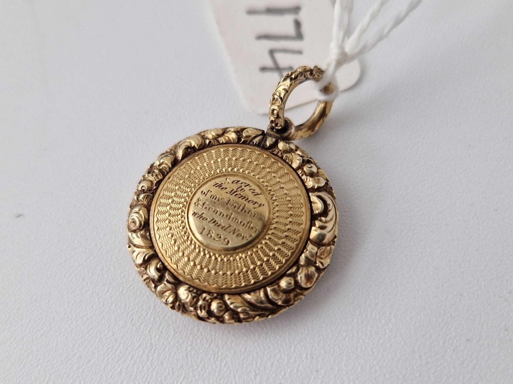 A Georgian locket with crisp chased border plaited hair centre the back dated 1829 6.4 gms inc. - Image 2 of 2