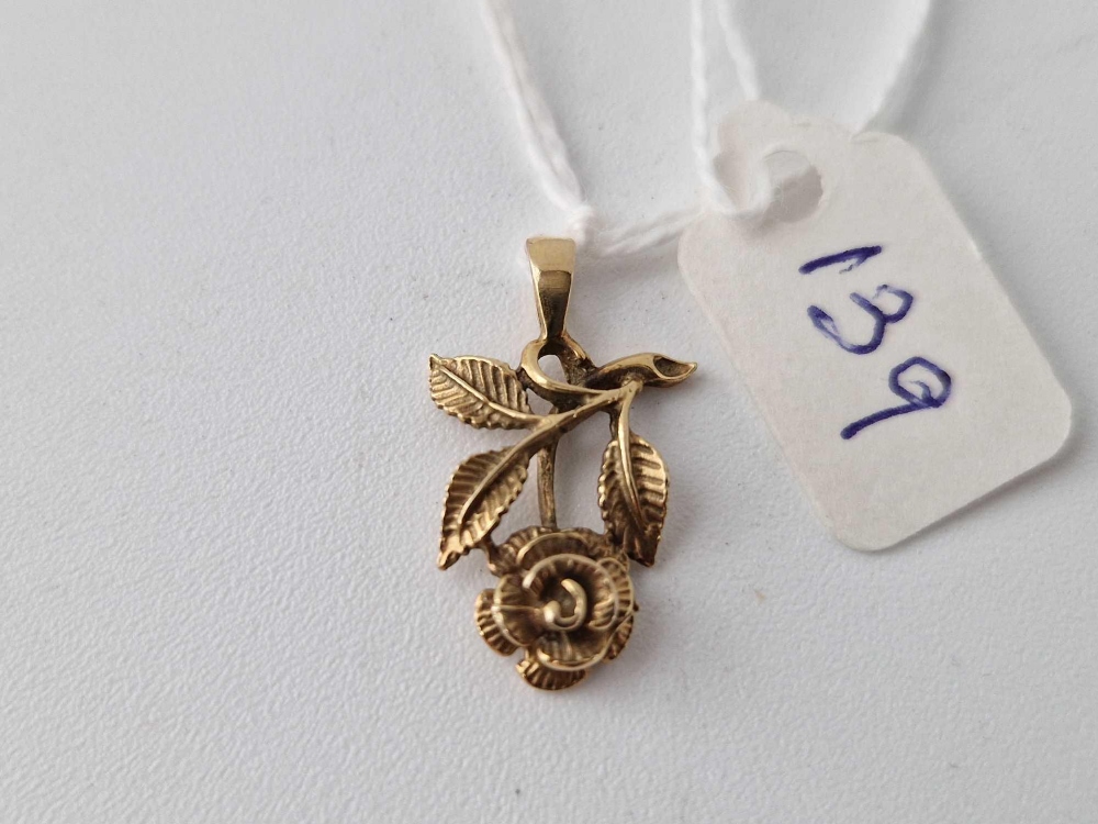A floral pendant in 9ct gold 1.6g