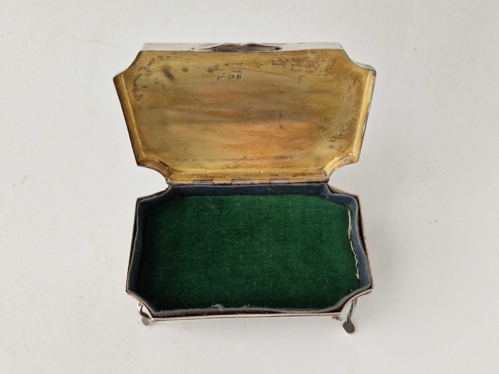 A rectangular jewellery box with re-entrant corners on scroll feet, 4.5" wide, London 1920 - Image 3 of 3