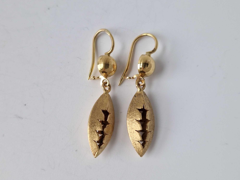 A pair 0f 18ct gold drop earrings 5.1g - Image 2 of 2