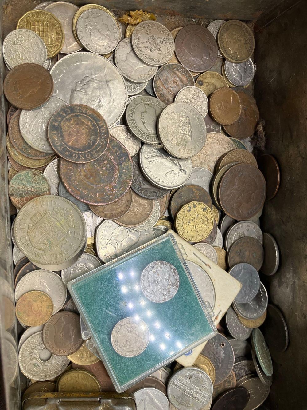 A tin of world coins and bank notes - Image 2 of 2