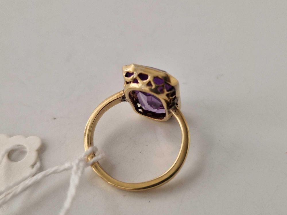 A RING WITH LARGE OBLONG AMETHYST, 18ct, size M, 5.1 g - Image 3 of 3