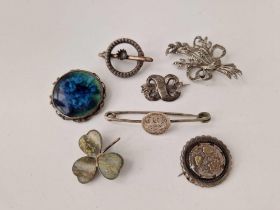 A quantity of assorted silver and other brooches