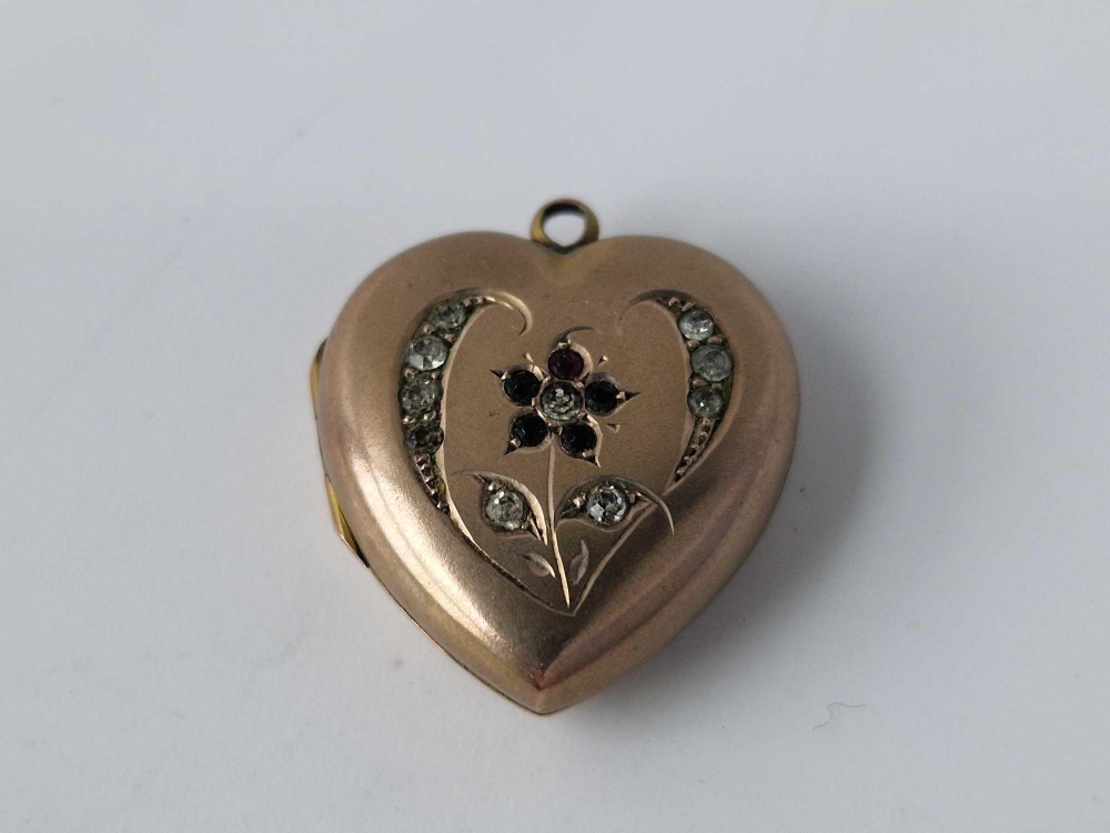 A gold heart locket set with gem stones, 5 g - Image 2 of 4