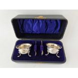 A pair of salts on pad feet with spoons in fitted box, Birmingham 1904