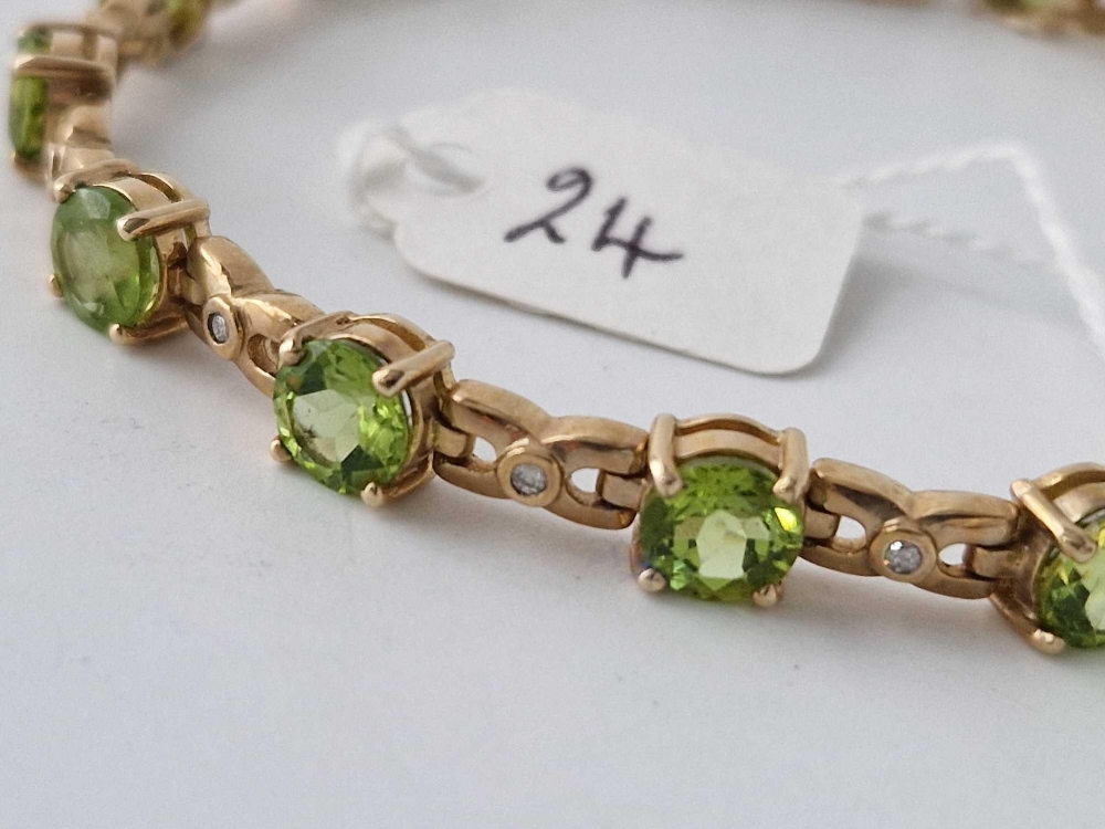 A PERIDOTS AND DIAMONDS BRACELET, 9ct, 7.5 inch, 16.4 g - Image 2 of 3