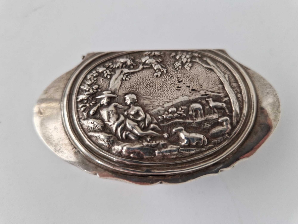 An oval Dutch snuff box with chased decoration, 3 inches wide, - Image 2 of 5