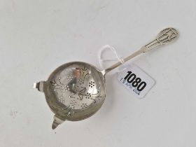 A tea strainer with pierced handle, Sheffield 1943, 42 g