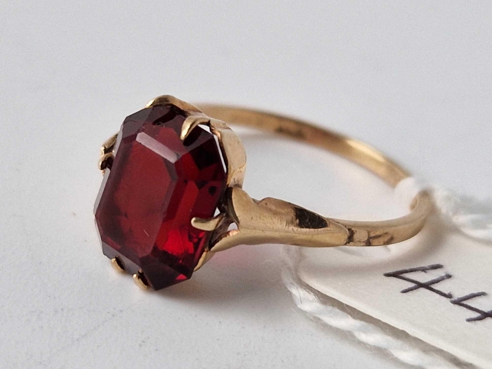 A garnet set ring, 9ct, 2 g - Image 2 of 3