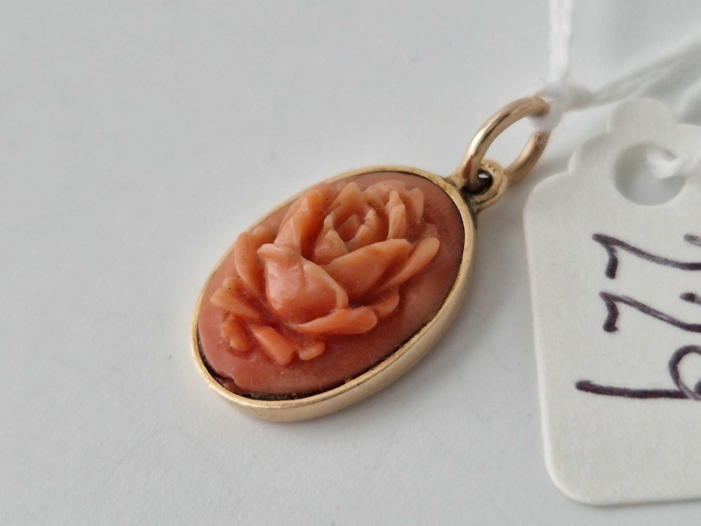 A Chinese carved coral floral pendant, 14ct, 2.7 g