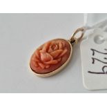 A Chinese carved coral floral pendant, 14ct, 2.7 g