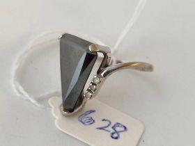 A white gold triangular stone ring, 10ct, size N, 5.5 g