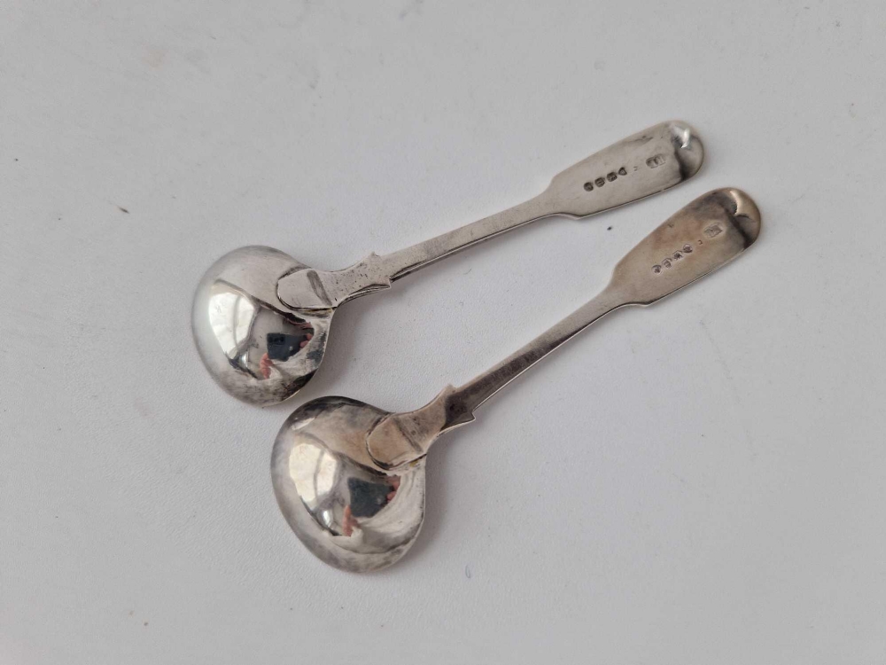 A pair of Victorian fiddle pattern salt spoons, gilt bowls, London 1875 by HH, 29 g - Image 2 of 3