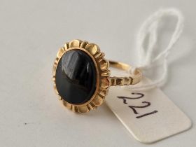 An onyx ring, 10ct, size M, 3.8 g