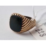 A gents onyx ring, 9ct, size S, 5.2 g