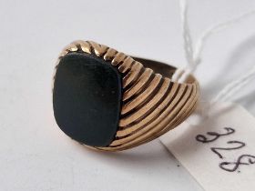 A gents onyx ring, 9ct, size S, 5.2 g