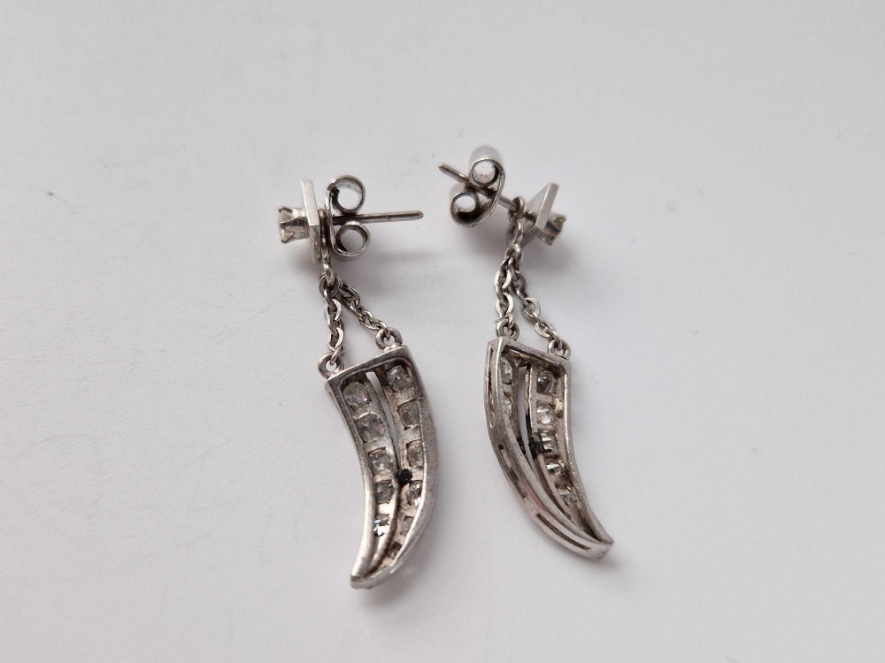 A PAIR OF CLAW SHAPED EARRINGS, SET WITH DIAMONDS, 18ct, 5.9 g. - Image 4 of 4